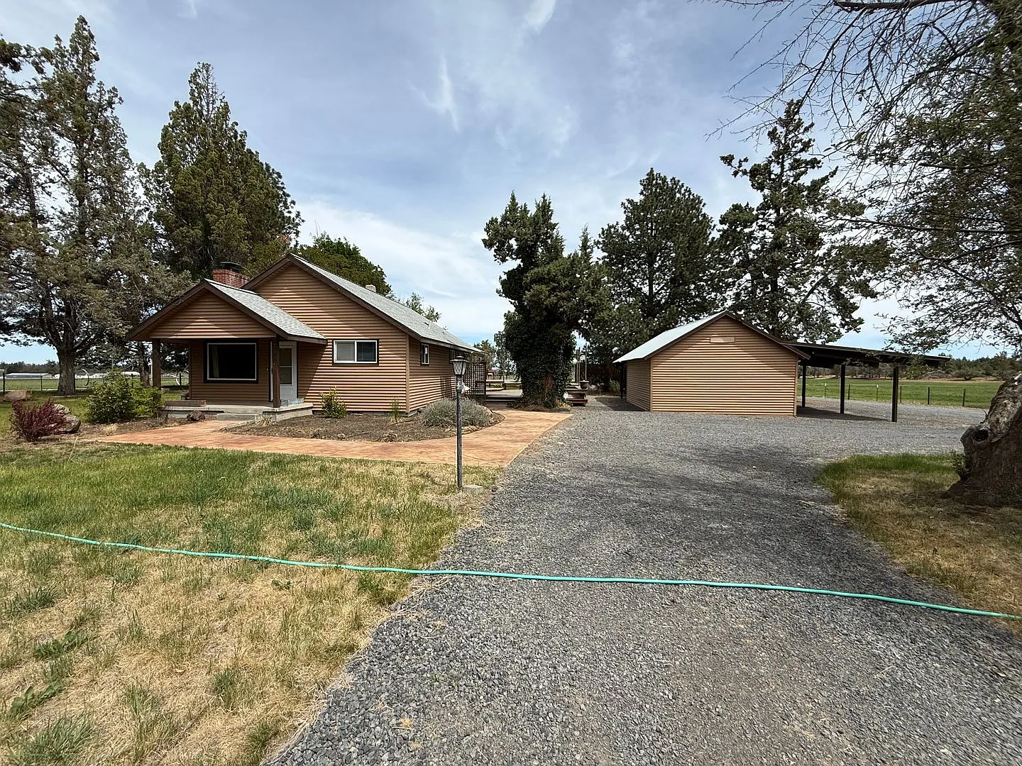 2 Bed/1.5 Bath Single Level Farm House with Mountain Views — Photo 2