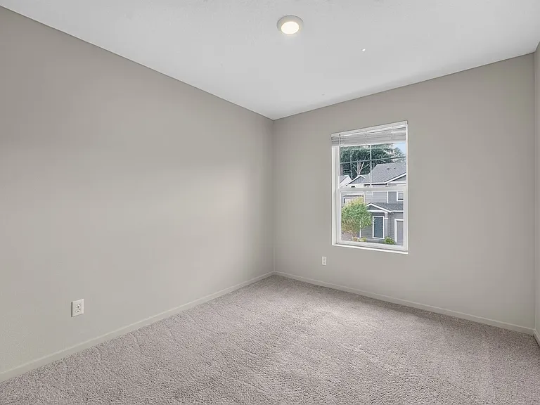 913 N 18th Ter — Photo 13