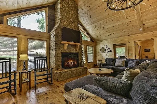 3 bed, 2544 sqft, $2,950 — Photo 3