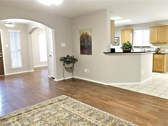 5th image of 324 Ashley Oak Ln
