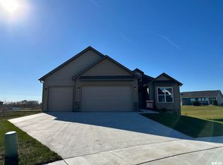 6806 Matthews Ct, Bettendorf, IA 52722