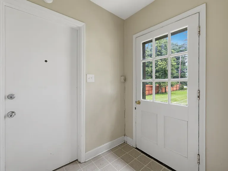 1911 Fontaine Rd — Photo 29