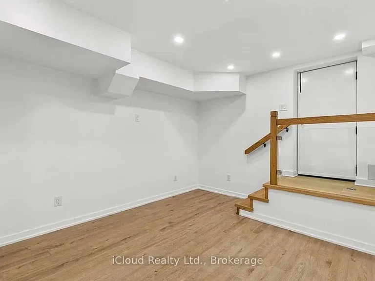 386 Coxwell Ave — Photo 24