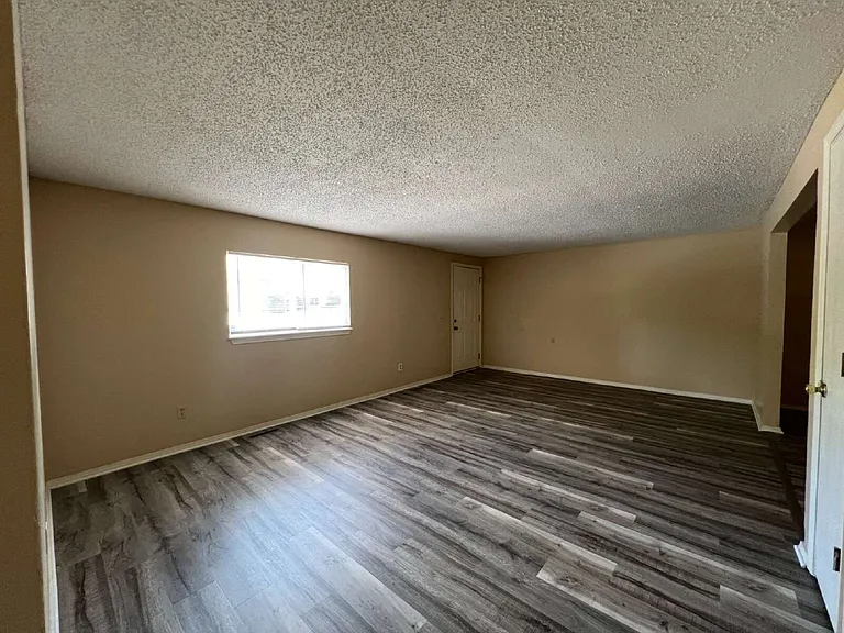 902 Evergreen St — Photo 16