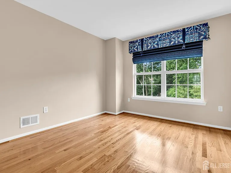 8 Edith Dr — Photo 33
