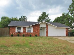 1805 Tanglewood Ln, Muskogee, OK 74403