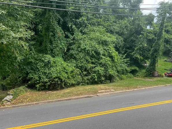 Main St, Narrows, VA 24124