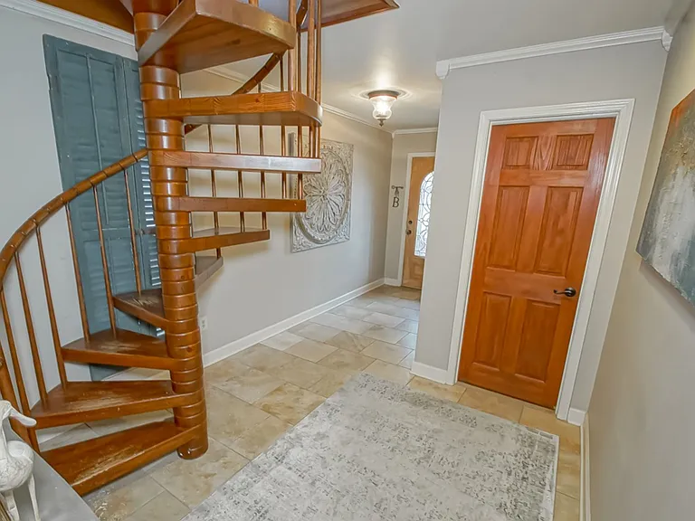 7634 Oakmount Dr — Photo 6