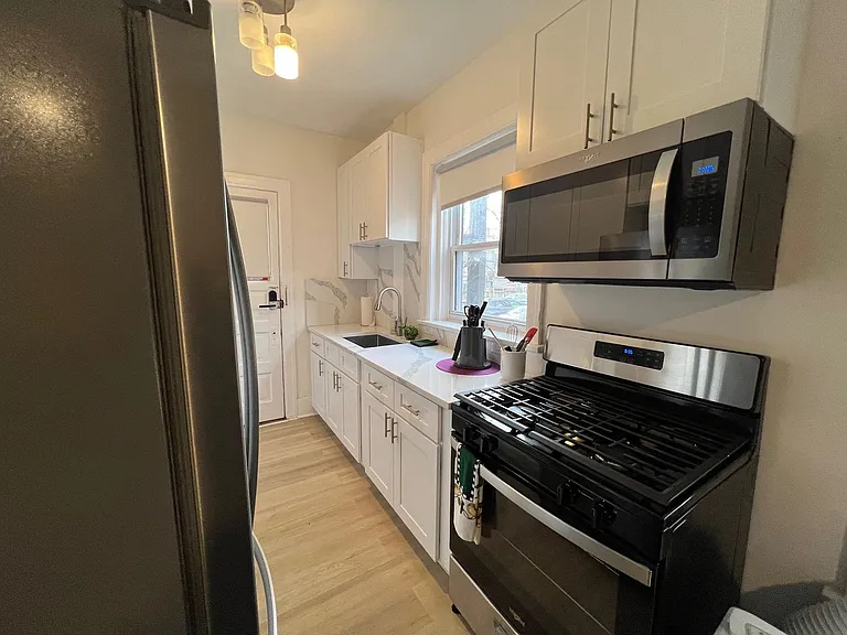 1032 Vaughn St — Photo 48