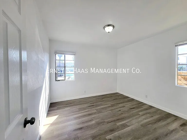 1027 E 7th St #1 — Photo 10