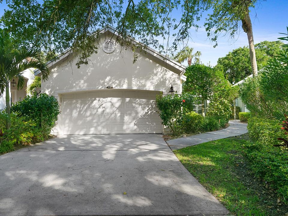 Garage and entrance at 8827 Lakeside Circle.