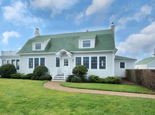 32 Niamogue Ln, Quogue, NY 11959