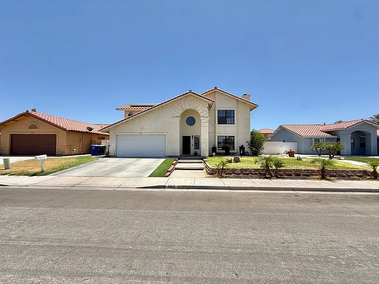 1963 W 12th Ln — Photo 2