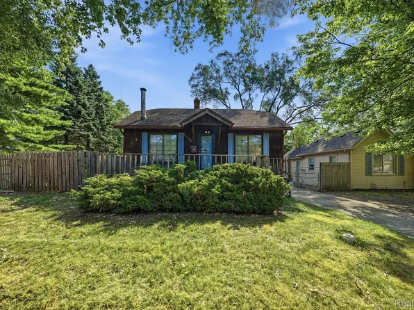 21946 Hayes Ave, Eastpointe, MI 48021