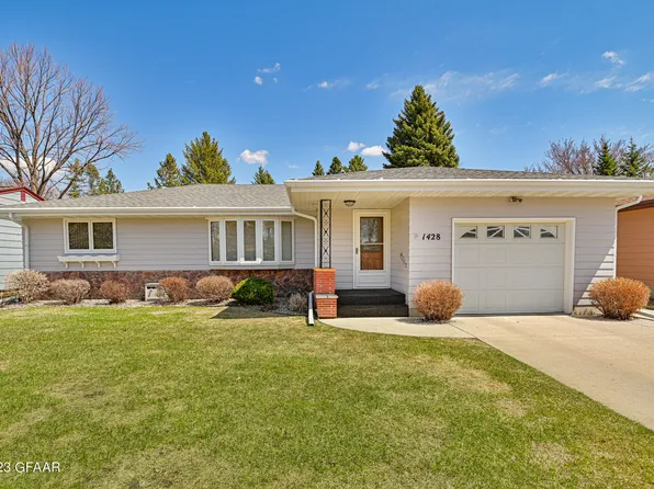 1428 5th Ave NW, East Grand Forks, MN 56721