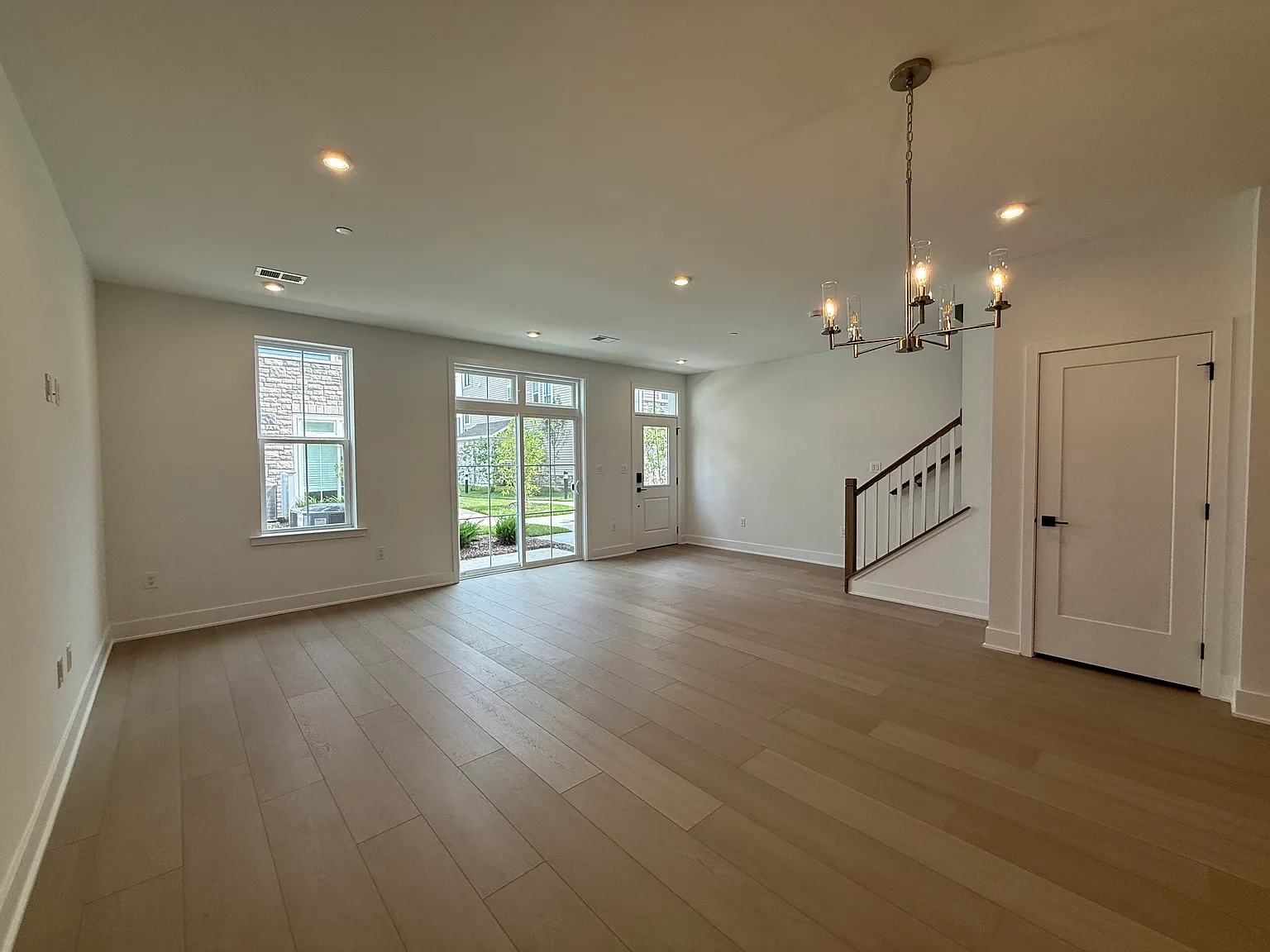 3 bed, 1860 sqft, $4,050 — Photo 3