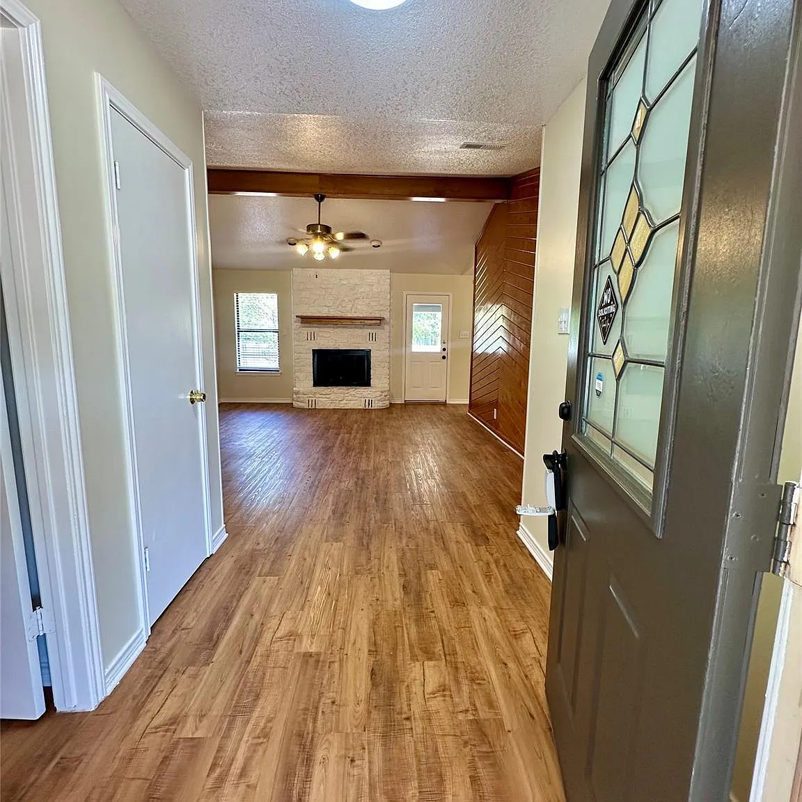 3 bed, 2.0 bath, 1596 sqft, $2,075 — Photo 4