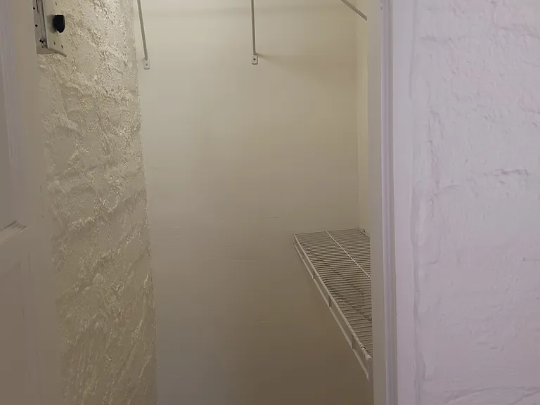 WALK IN CLOSET