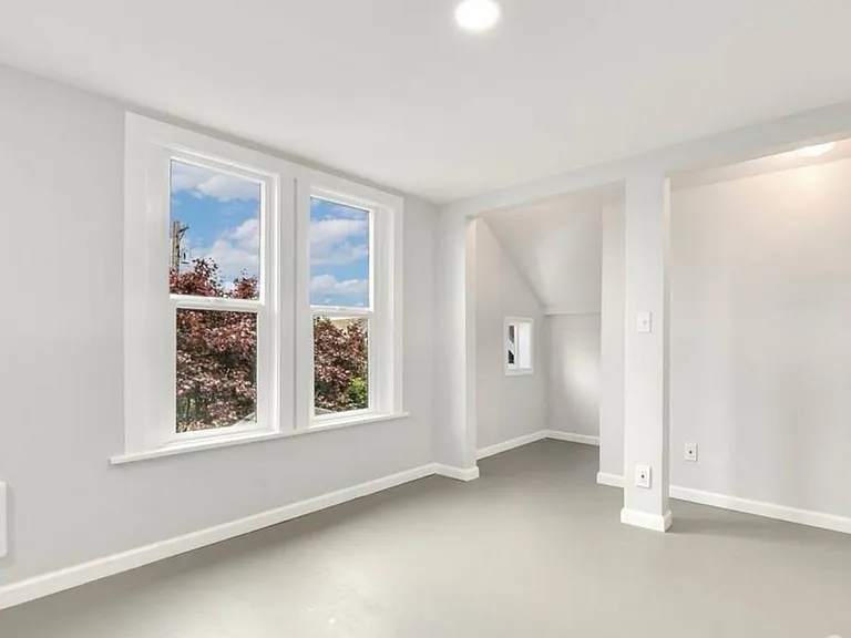 809 E 1st St — Photo 3