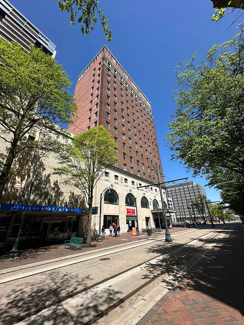 Includes Garage Parking And Indoor Pool! Studio Downtown Memphis Condo In The Historic Claridge H... — Photo 2