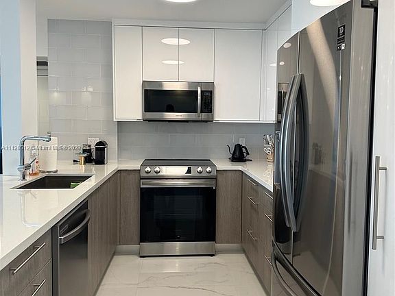 3rd image of 100 Bayview Dr APT 515
