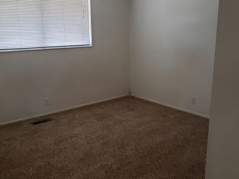 580 S 470th St E #4 — Photo 9