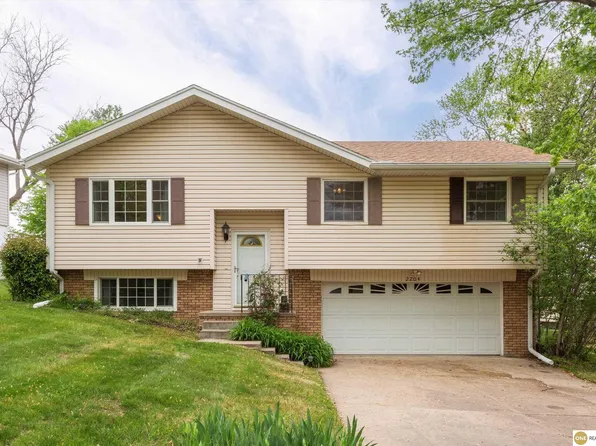 2204 Coventry Dr, Bellevue, NE 68123