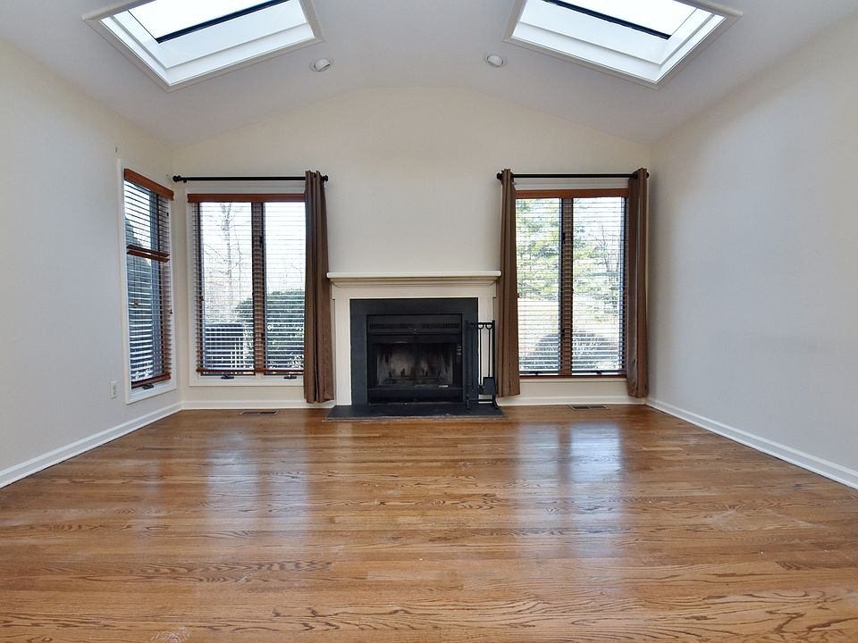 2nd image of 3 Stone Row Ln
