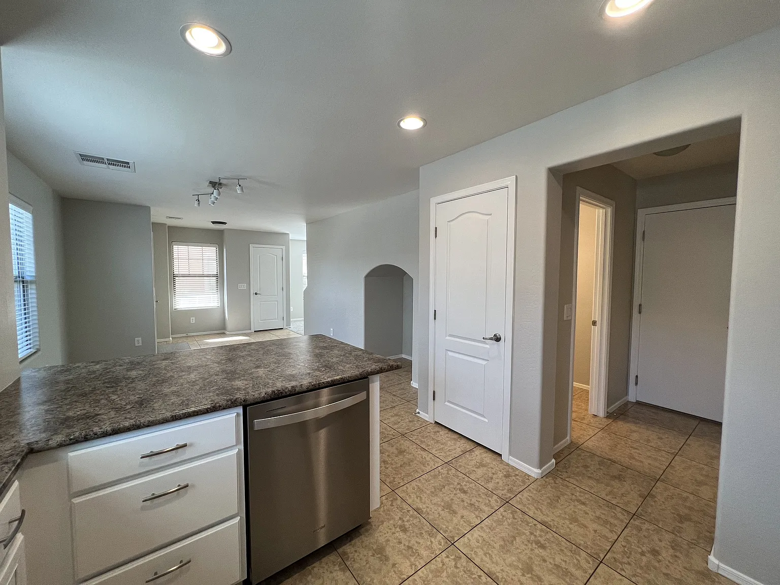 3 bed, 2.5 bath, 1488 sqft, $2,100 — Photo 3