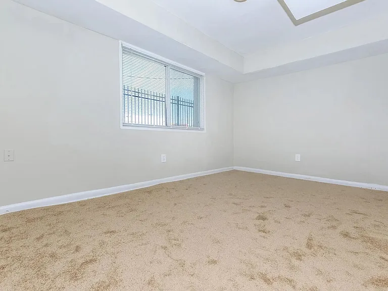 Regency Court Apartments — Photo 9