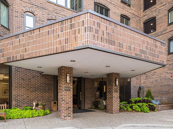 3rd image of 1201 Yale Pl APT 801