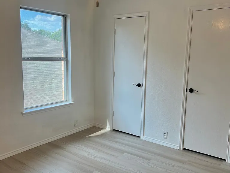 1161 Victoria Dr — Photo 10