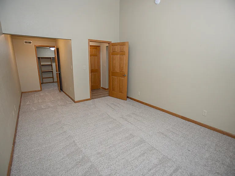 1015 Madison St E — Photo 14