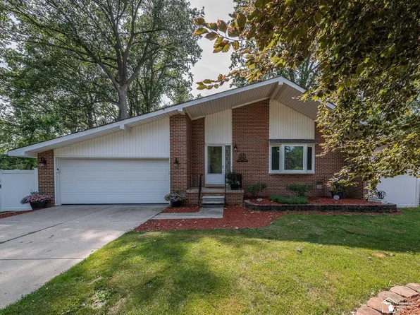 24860 Woodland Dr, Brownstown, MI 48134
