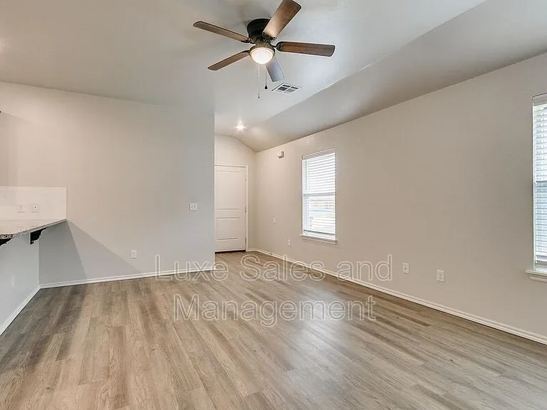 8003 NW 105th Ter — Photo 4