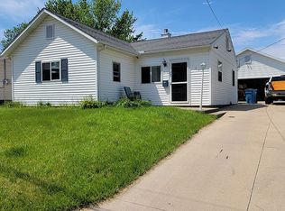 715 15th St, Peru, IL 61354