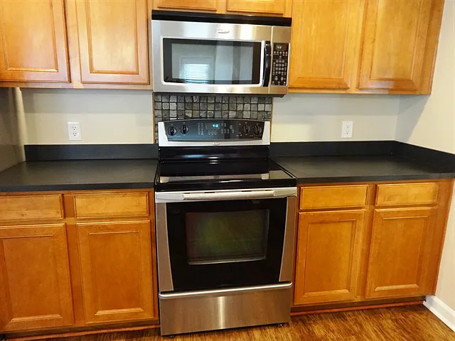 4 bed, 2.5 bath, 2582 sqft, $2,665 — Photo 3