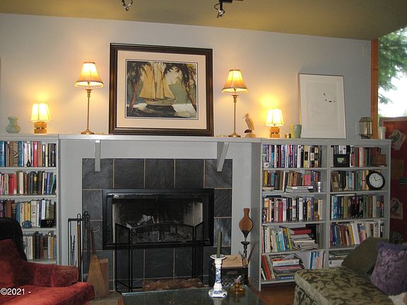 5th image of 830 NW Highland Cir