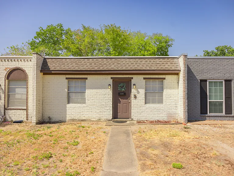 1714 Leona Dr — Photo 1