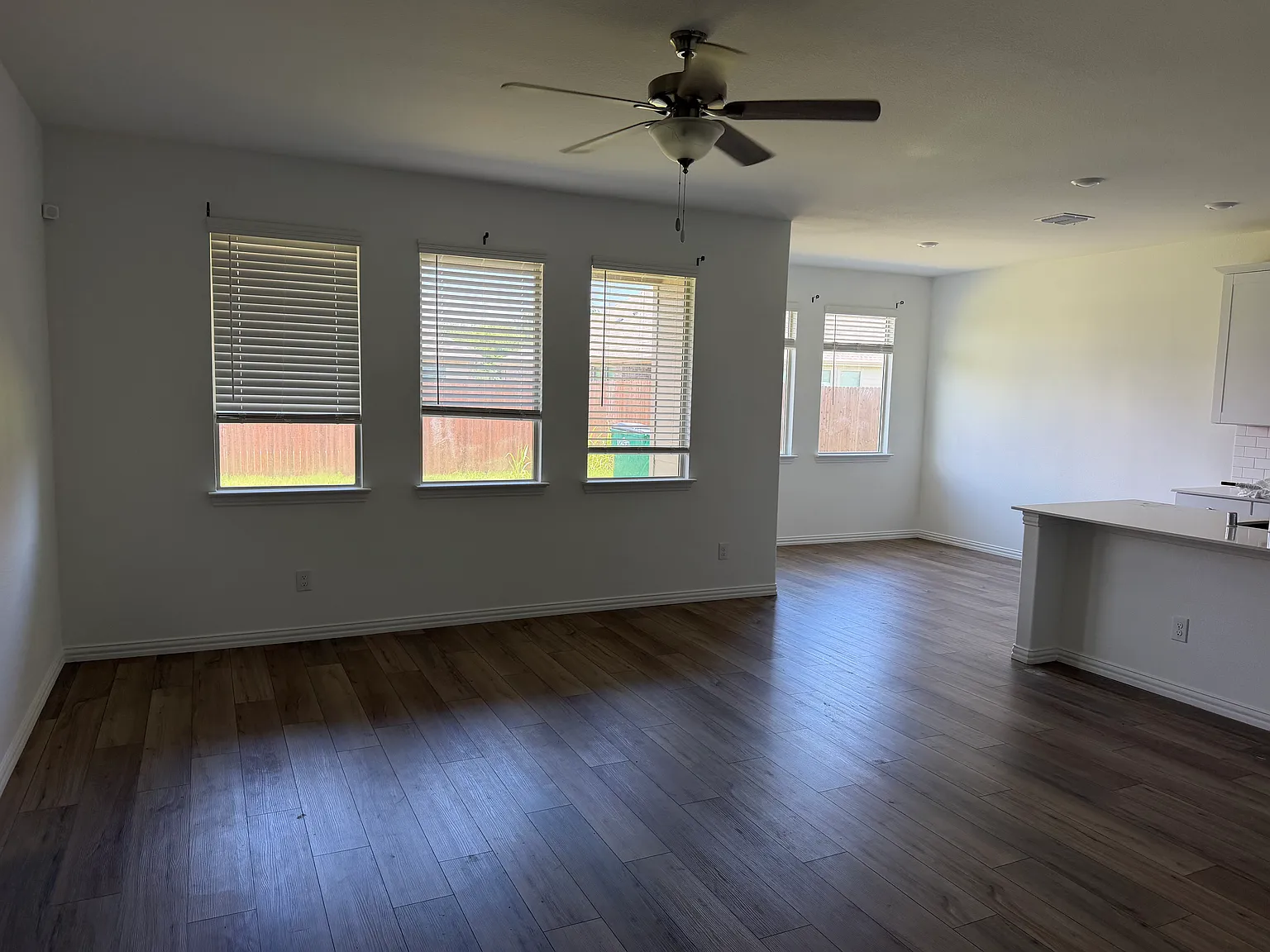 336 Wentworth Dr — Photo 2
