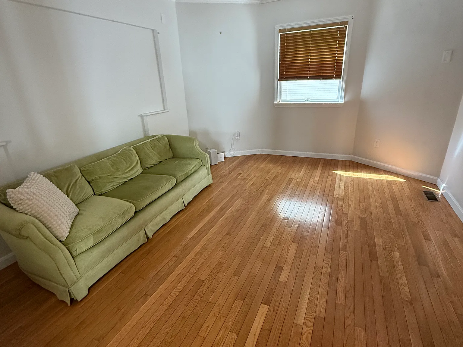 4 bed, 9999 sqft, $5,000 — Photo 2