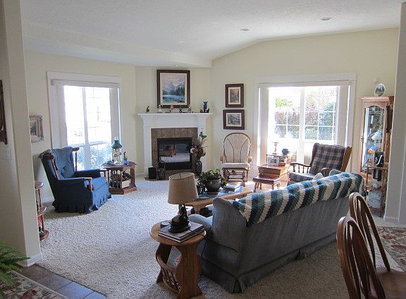 Living room w/gas fireplace