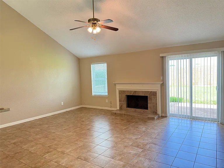2806 Great Lakes Ave — Photo 5