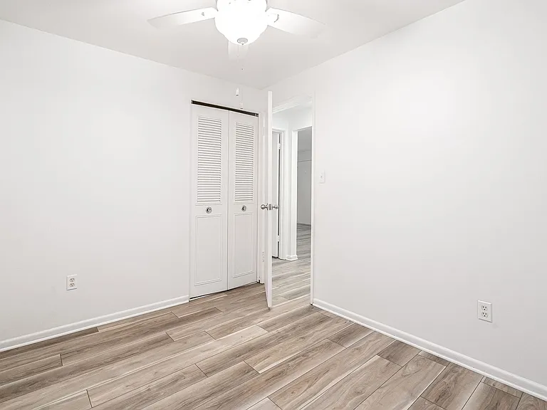 Lindsay Court Apartments — Photo 21