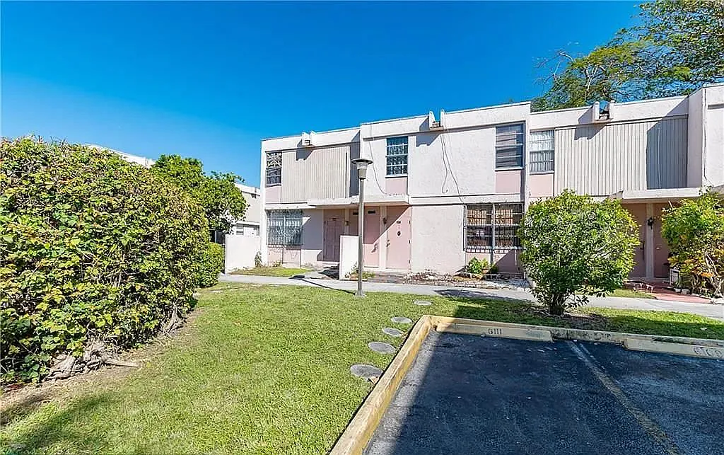 4 bed, 1130 sqft, $2,699 — Photo 2