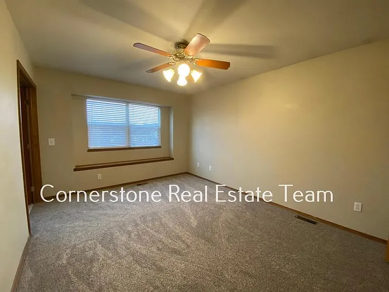 1345 Coolcrest Dr — Photo 7