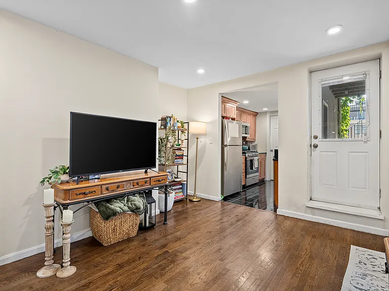 111 W 3rd St #1 — Photo 7