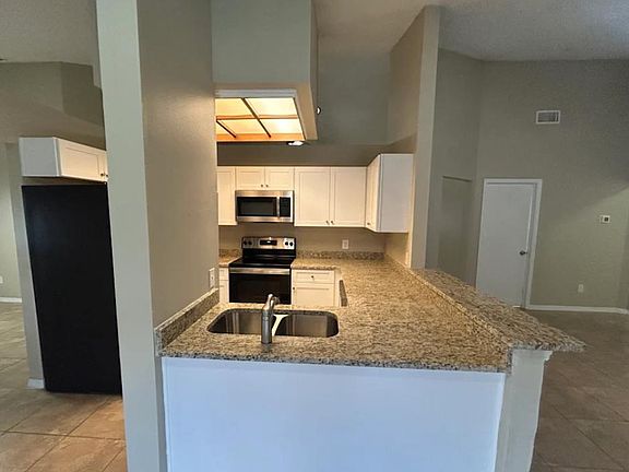 4th image of 2820 Manor Hill Dr