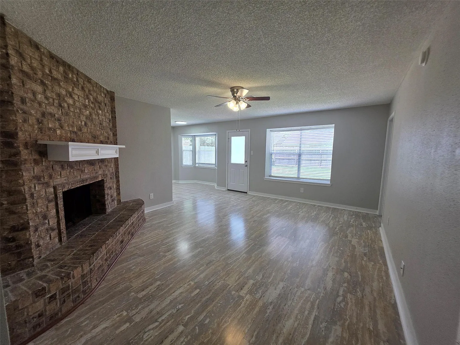 3 bed, 2.0 bath, 1310 sqft, $2,095 — Photo 2
