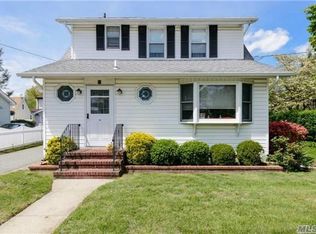 9 Locust St, Westbury, NY 11590